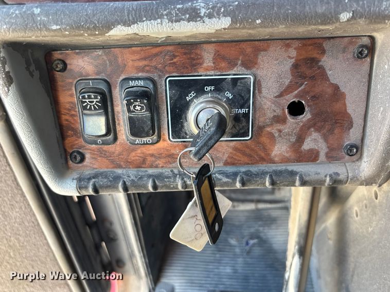 image for item ET4615 2002 Kenworth T800 ready mix truck