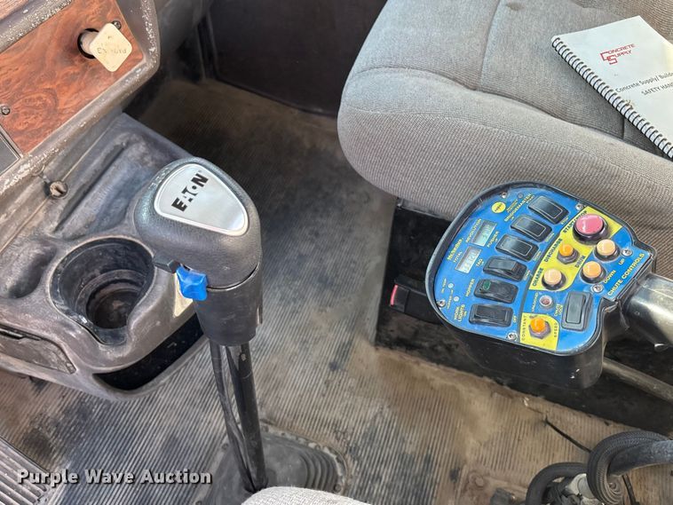 image for item ET4615 2002 Kenworth T800 ready mix truck