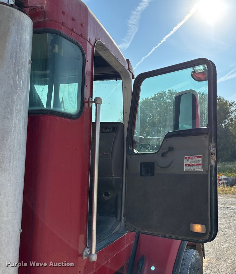 image for item ET4615 2002 Kenworth T800 ready mix truck