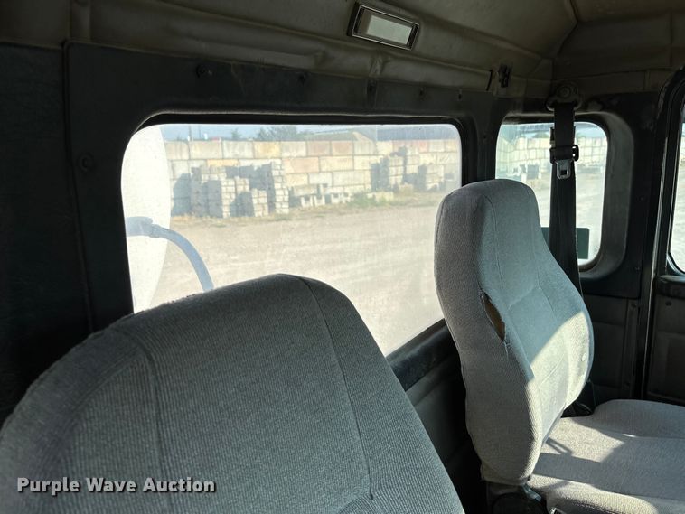 image for item ET4615 2002 Kenworth T800 ready mix truck