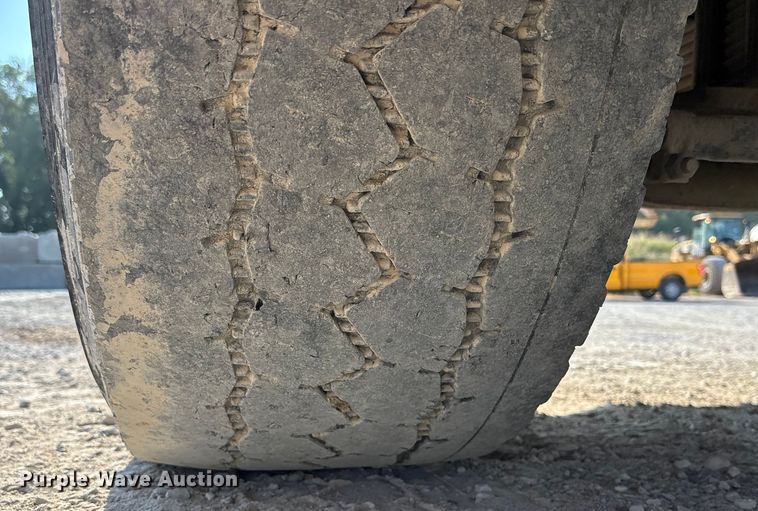 image for item ET4615 2002 Kenworth T800 ready mix truck