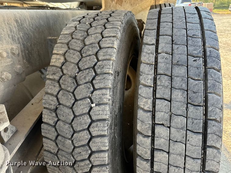 image for item ET4615 2002 Kenworth T800 ready mix truck