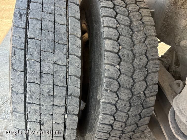 image for item ET4615 2002 Kenworth T800 ready mix truck