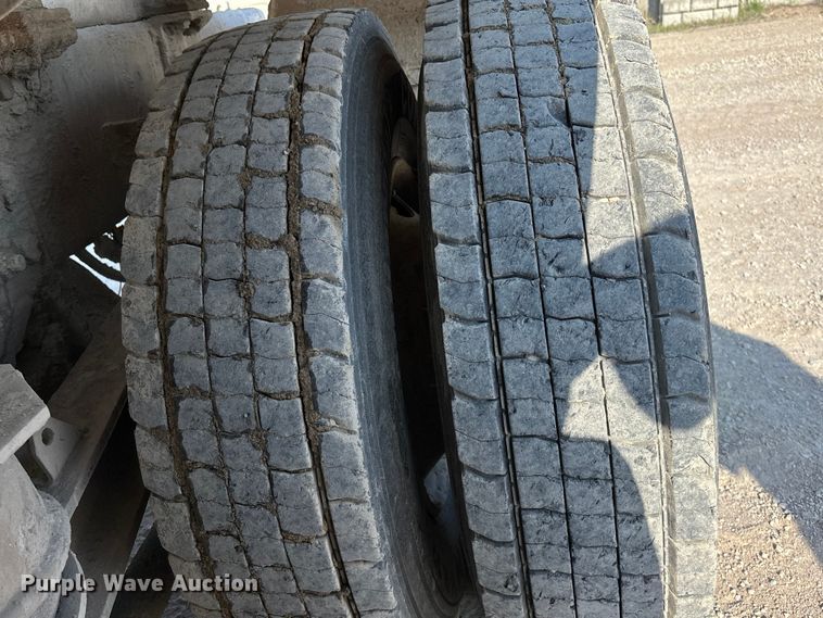 image for item ET4615 2002 Kenworth T800 ready mix truck