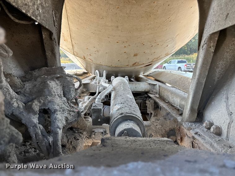 image for item ET4616 2002 Kenworth W900 ready mix truck