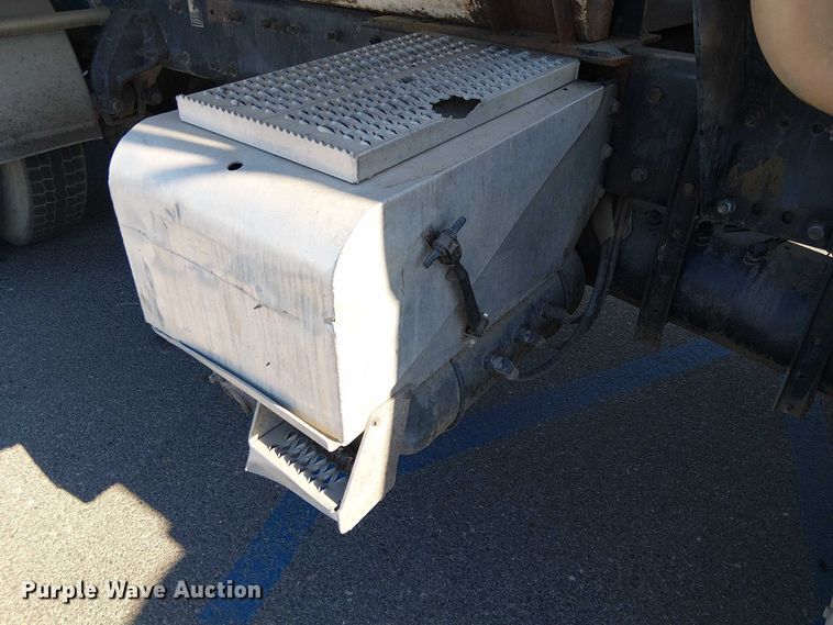 image for item EU2509 2010 Peterbilt 384 dump truck