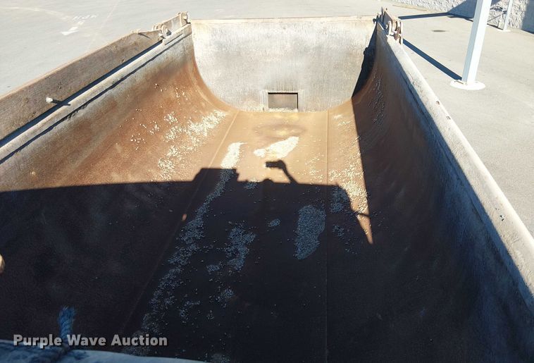 image for item EU2509 2010 Peterbilt 384 dump truck