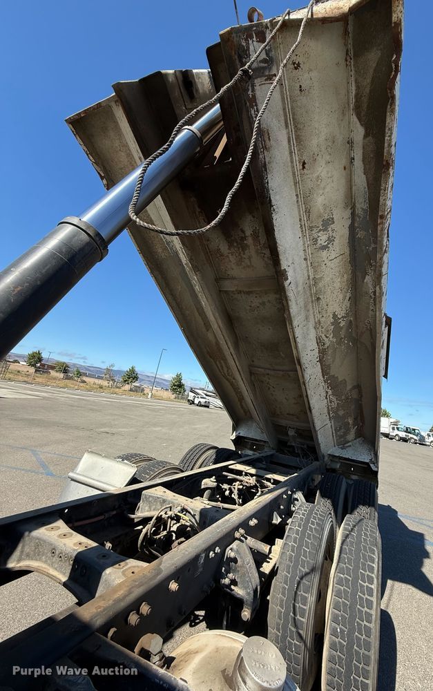 image for item EU2509 2010 Peterbilt 384 dump truck