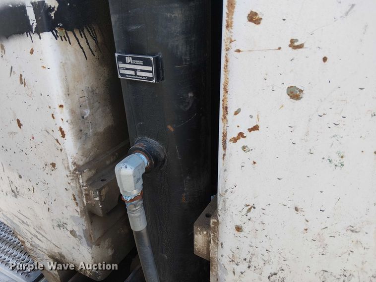 image for item EU2509 2010 Peterbilt 384 dump truck