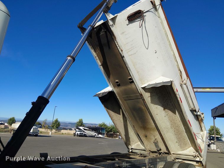 image for item EU2510 2016 Kenworth T880 dump truck