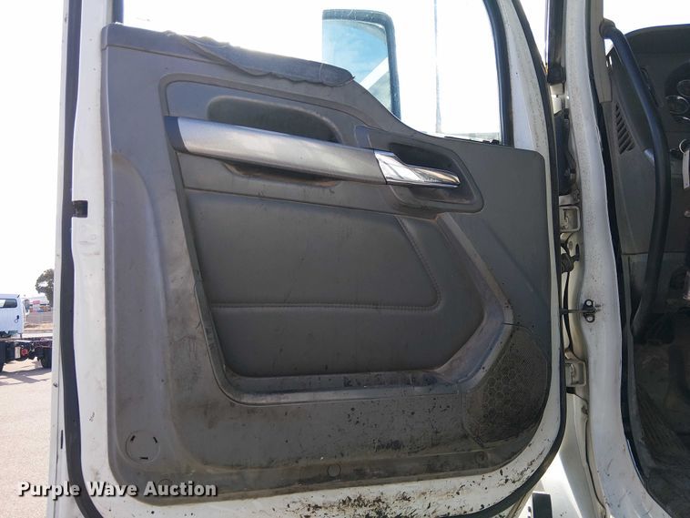 image for item EU2510 2016 Kenworth T880 dump truck