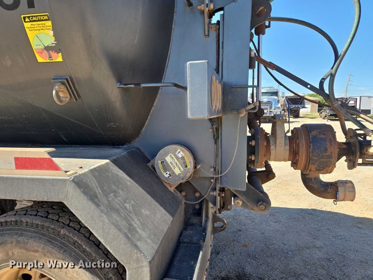 image for item EU3757 2017 Peterbilt 567 vacuum truck