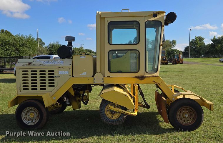 image for item EU3772 2006 Superior Broom DT80-C  broom