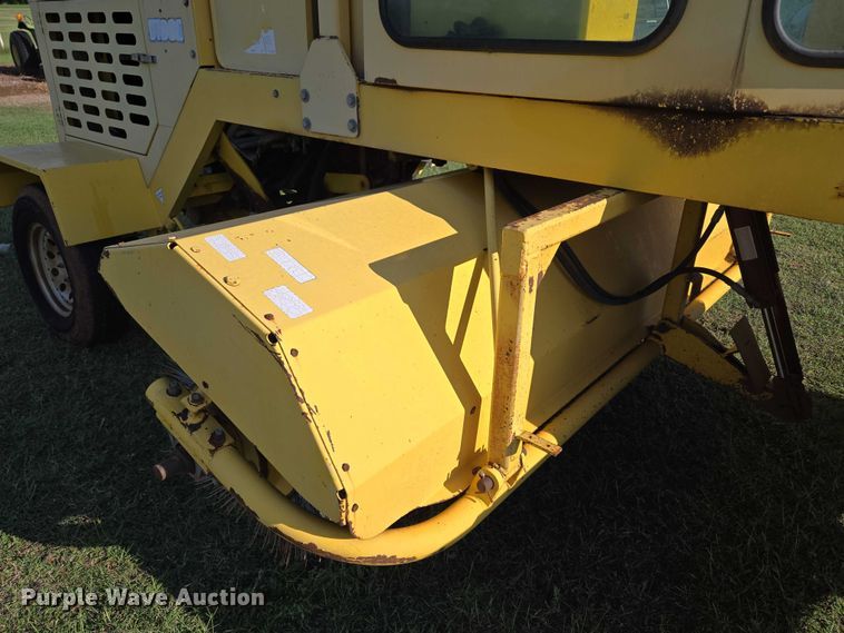 image for item EU3772 2006 Superior Broom DT80-C  broom