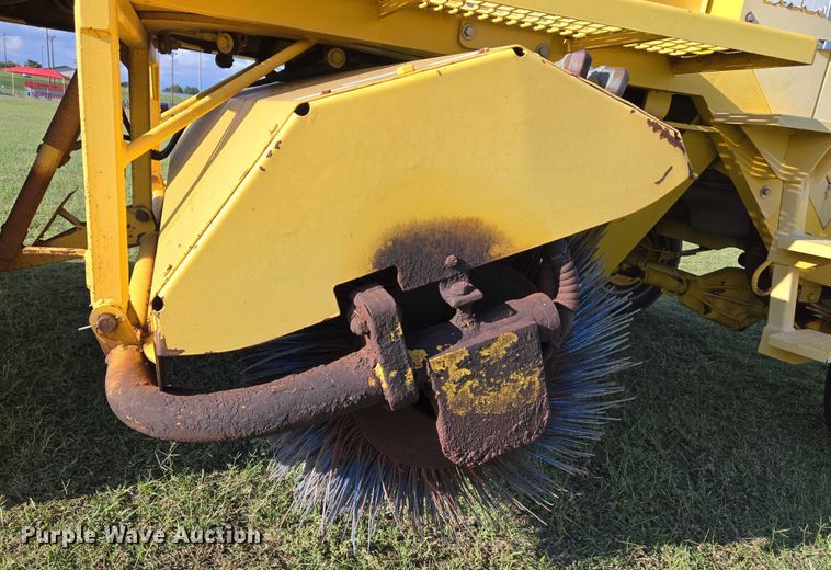 image for item EU3772 2006 Superior Broom DT80-C  broom