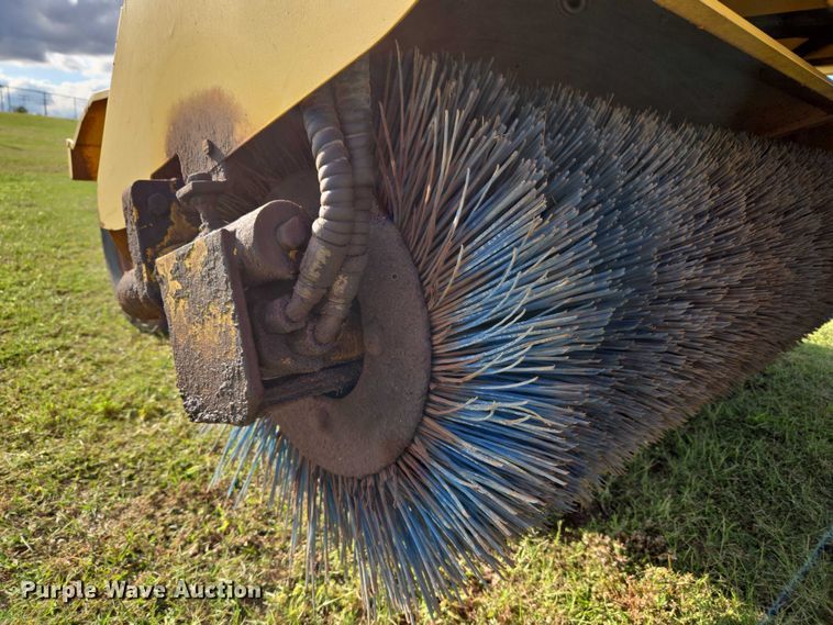 image for item EU3772 2006 Superior Broom DT80-C  broom