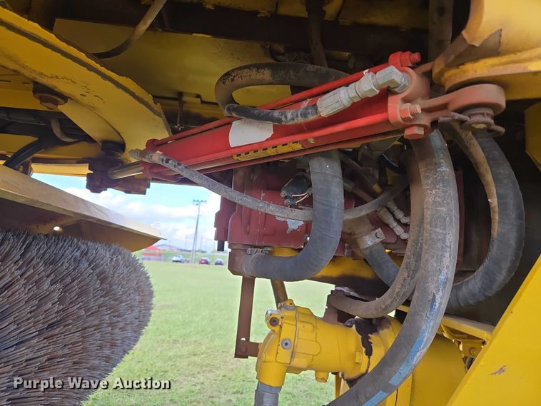 image for item EU3772 2006 Superior Broom DT80-C  broom