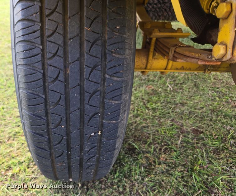 image for item EU3772 2006 Superior Broom DT80-C  broom