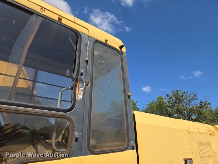 image for item EU3796 1994 John Deere 690E LC excavator