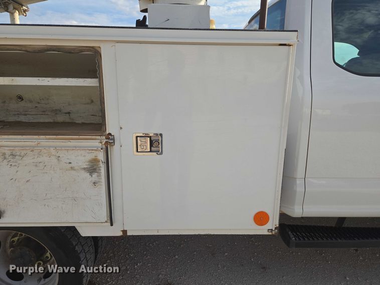 image for item EU3829 2017 Ford F550 SuperCab bucket truck