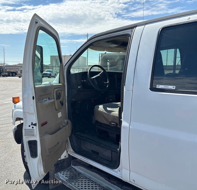 image for item EU4654 2006 Chevrolet C5500 utility / service truck