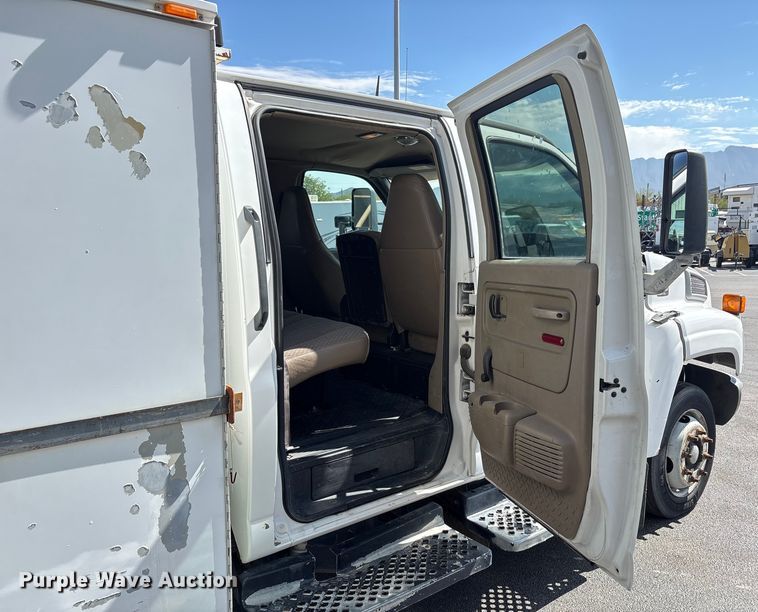 image for item EU4654 2006 Chevrolet C5500 utility / service truck
