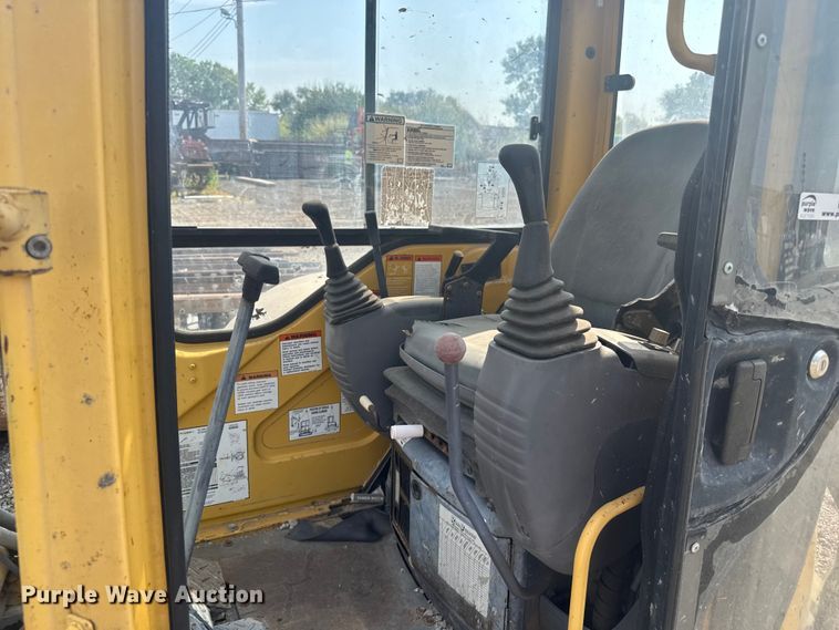 image for item EV1856 2002 Komatsu PC30MR-1 mini excavator