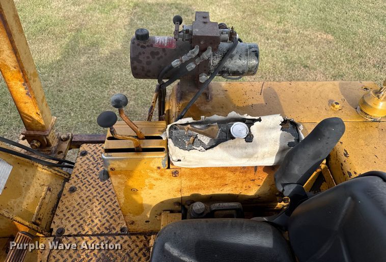 image for item EV1864 1973 Caterpillar 977L track loader