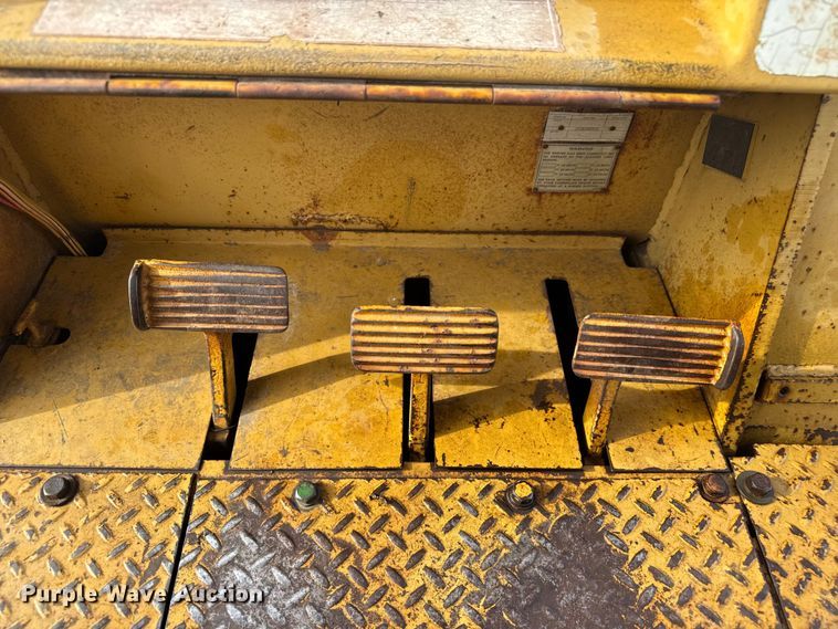 image for item EV1864 1973 Caterpillar 977L track loader