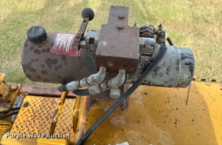 image for item EV1864 1973 Caterpillar 977L track loader