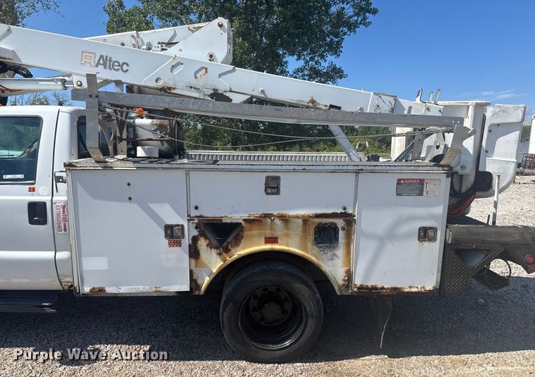 image for item EV1894 2007 Ford F550 Super Duty bucket truck