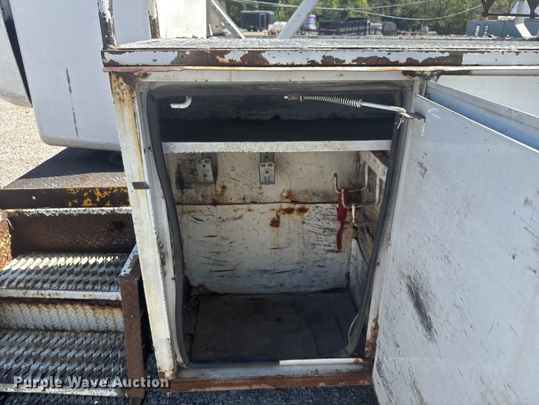 image for item EV1894 2007 Ford F550 Super Duty bucket truck