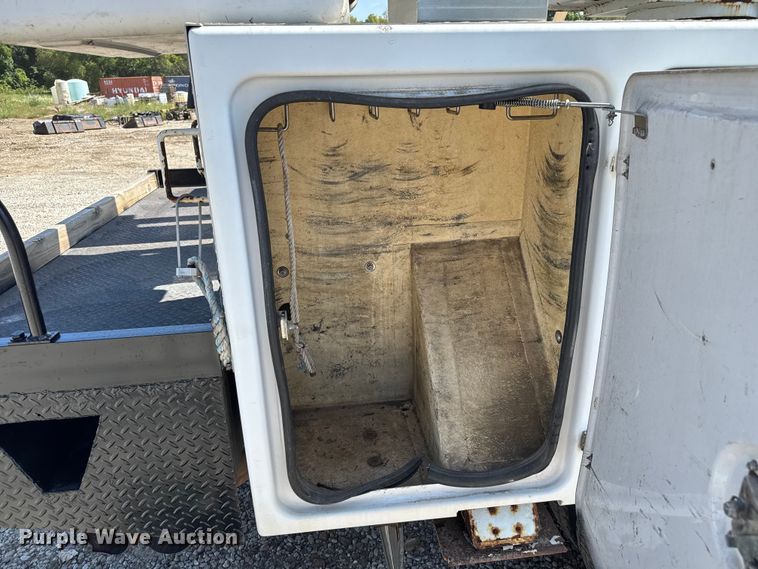 image for item EV1895 2009 Ford  F550 Super Duty bucket truck