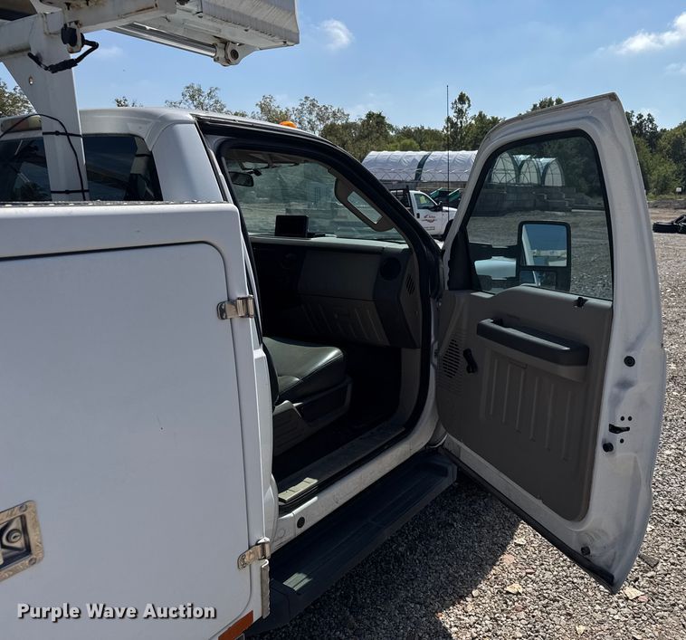 image for item EV1895 2009 Ford  F550 Super Duty bucket truck