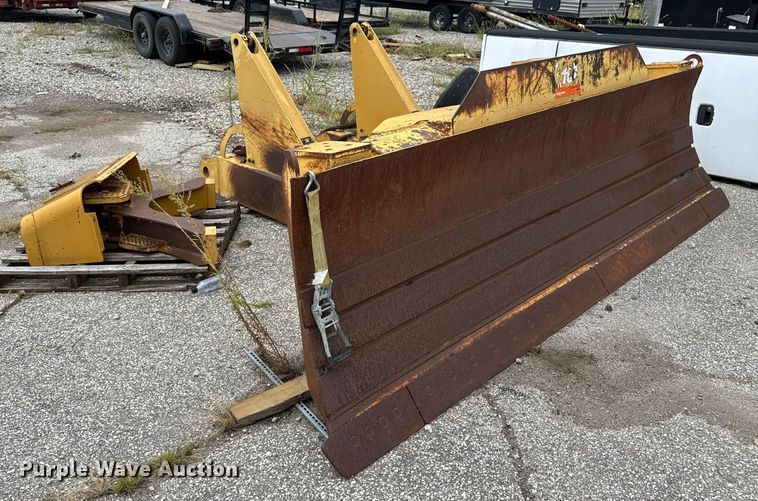 image for item EV1909 Caterpillar D6N dozer blade