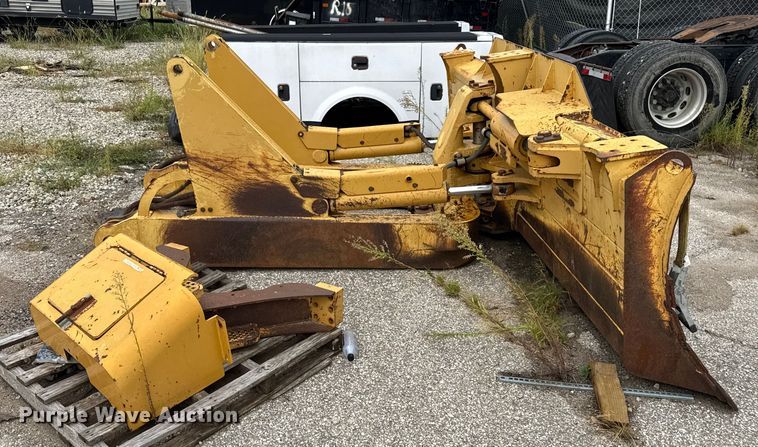 image for item EV1909 Caterpillar D6N dozer blade