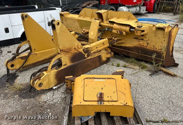 image for item EV1909 Caterpillar D6N dozer blade