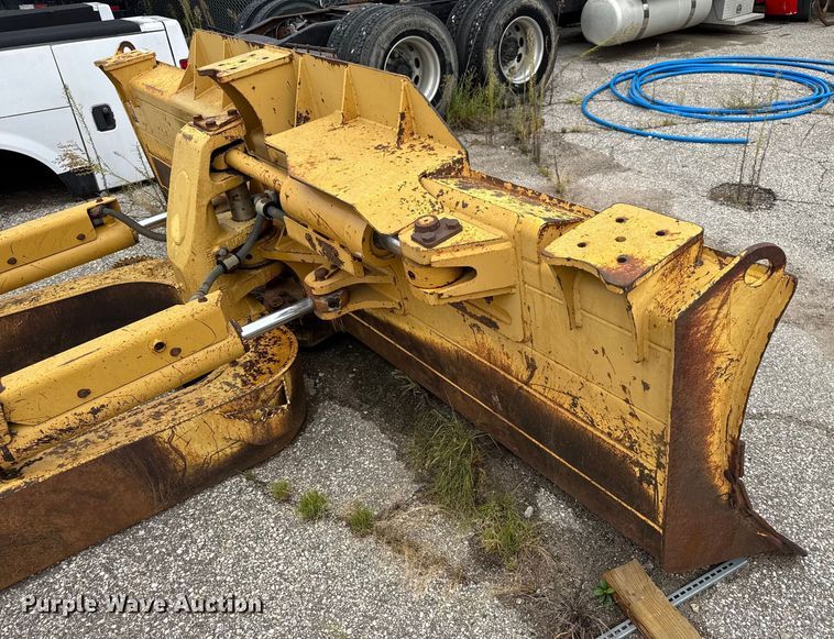image for item EV1909 Caterpillar D6N dozer blade