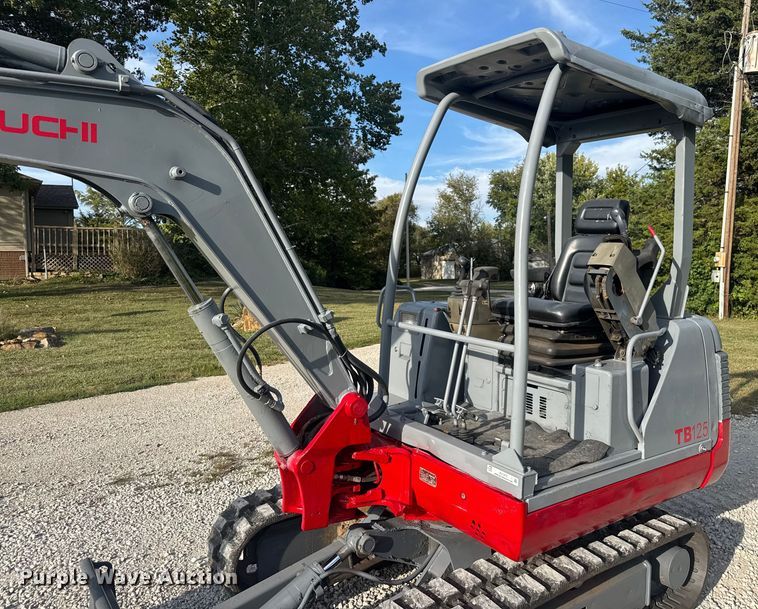image for item EV1972 2005 Takeuchi TB125 mini excavator