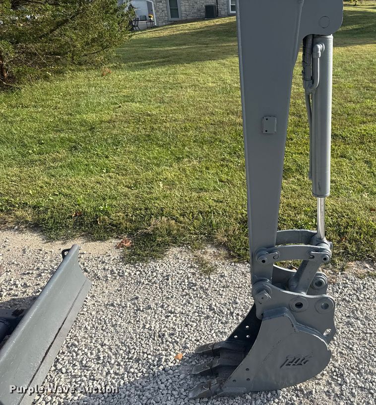 image for item EV1972 2005 Takeuchi TB125 mini excavator