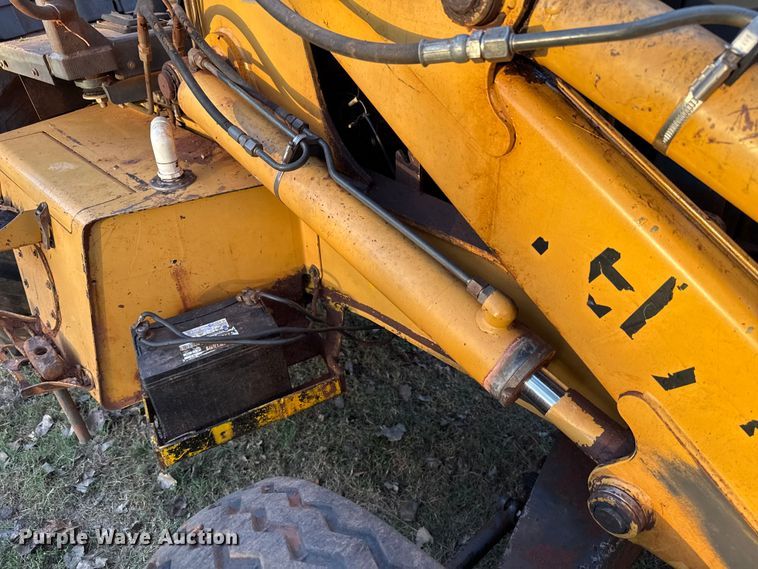 image for item GH9398 1998 New Holland 555E backhoe