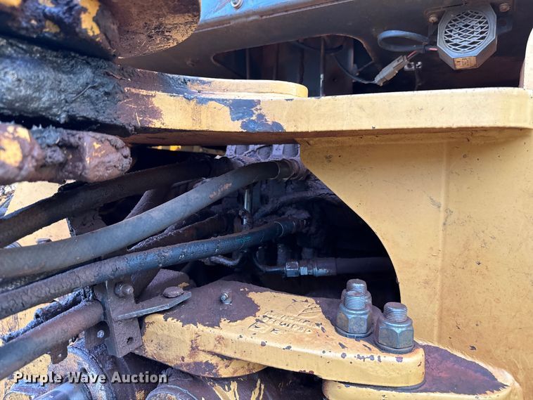 image for item GH9398 1998 New Holland 555E backhoe