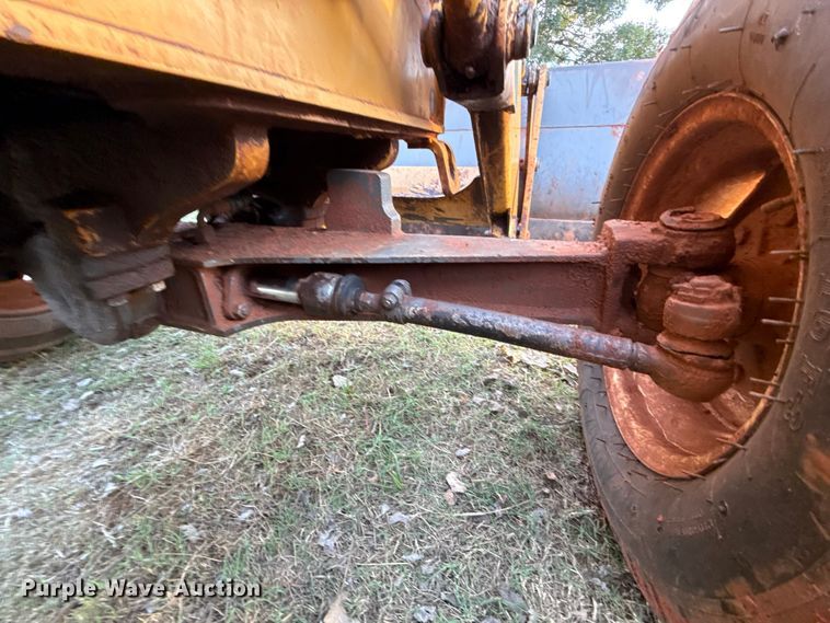 image for item GH9398 1998 New Holland 555E backhoe