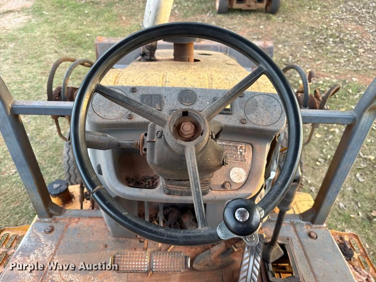 image for item GH9398 1998 New Holland 555E backhoe