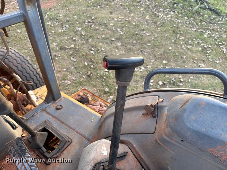 image for item GH9398 1998 New Holland 555E backhoe