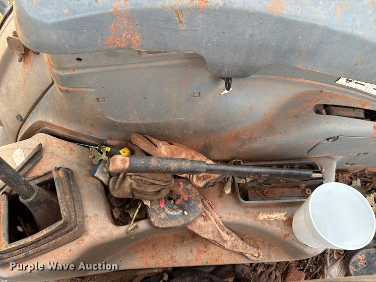 image for item GH9398 1998 New Holland 555E backhoe