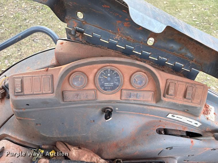 image for item GH9398 1998 New Holland 555E backhoe