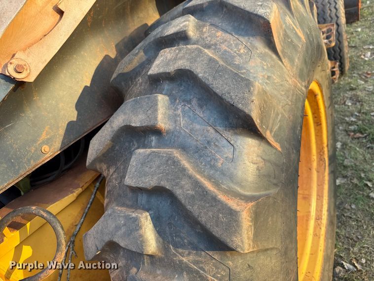 image for item GH9398 1998 New Holland 555E backhoe