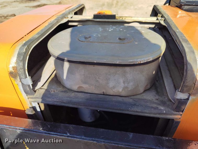 image for item IP9665 LeeBoy L1000 T paver