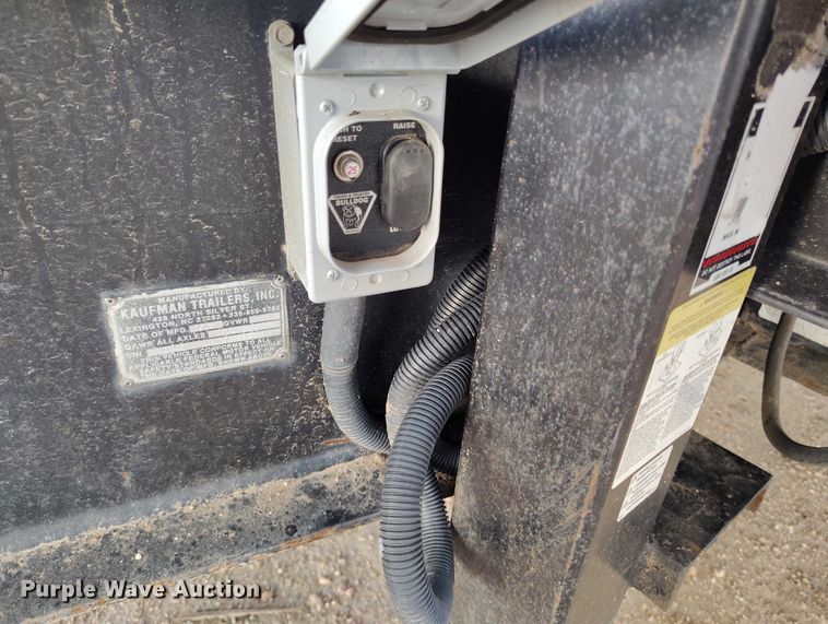image for item IP9675 2002 Kaufman equipment trailer